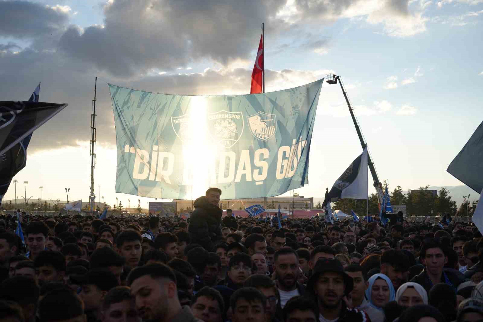 Erzurumspor FK şampiyonluk kupasını aldı
