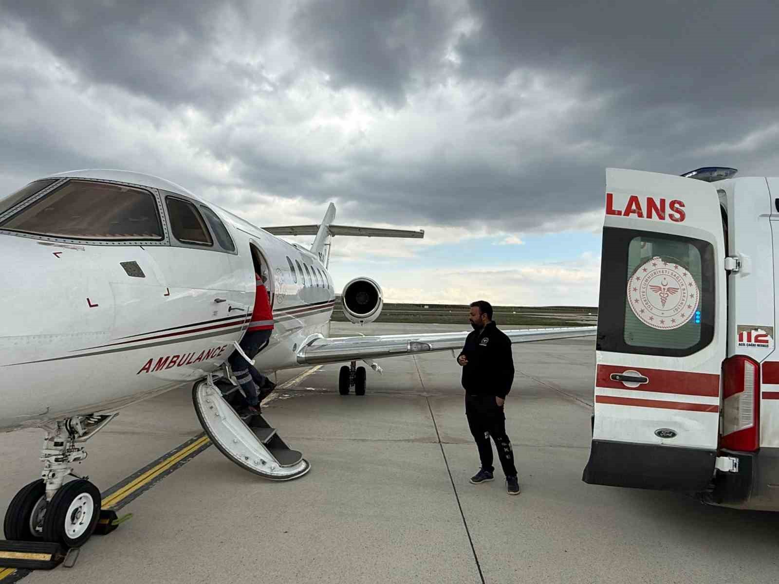 Ağrı&rsquo;da tedavi g&ouml;ren premat&uuml;re bebek ambulans u&ccedil;akla Elazığ&rsquo;a sevk edildi

