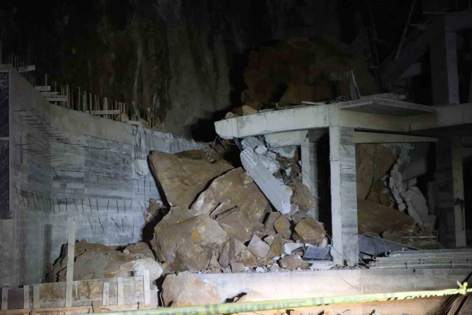 G&uuml;m&uuml;şhane&rsquo;de yama&ccedil;tan kopan dev kayalar, inşaat halindeki binanın &uuml;st&uuml;ne d&uuml;şt&uuml;
