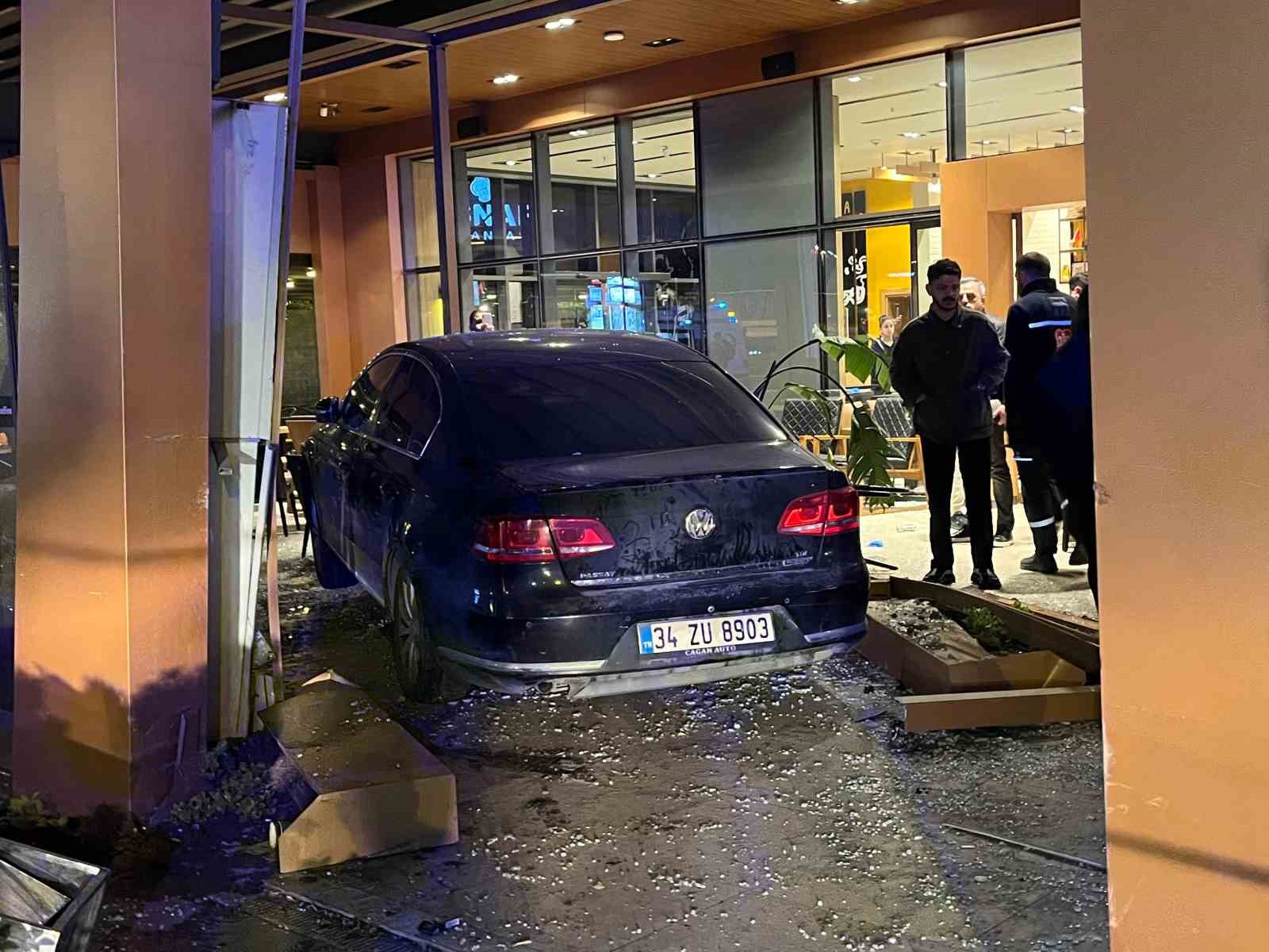 Bakırk&ouml;y&rsquo;de kontrolden &ccedil;ıkan ara&ccedil; kafeye daldı: 6 yaralı

