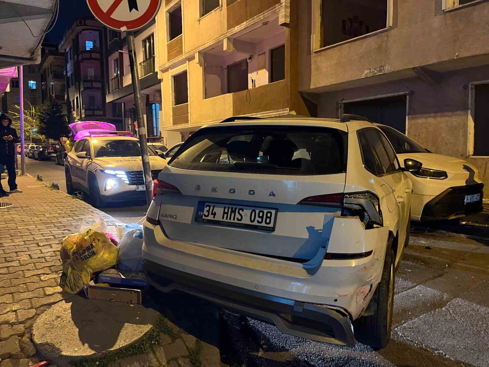 K&uuml;&ccedil;&uuml;k&ccedil;ekmece&rsquo;de polis ekiplerinden ka&ccedil;maya &ccedil;alışan motosikletli şahıslar kaza yaptı
