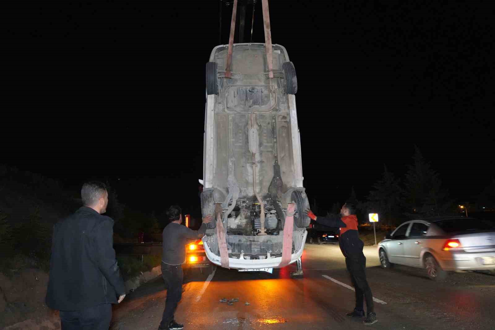 Kaza sonrası s&uuml;r&uuml;c&uuml; ka&ccedil;tı, yaşlı &ccedil;ift geldi: Polisi ikna etmek i&ccedil;in dakikalarca dil d&ouml;kt&uuml;ler
