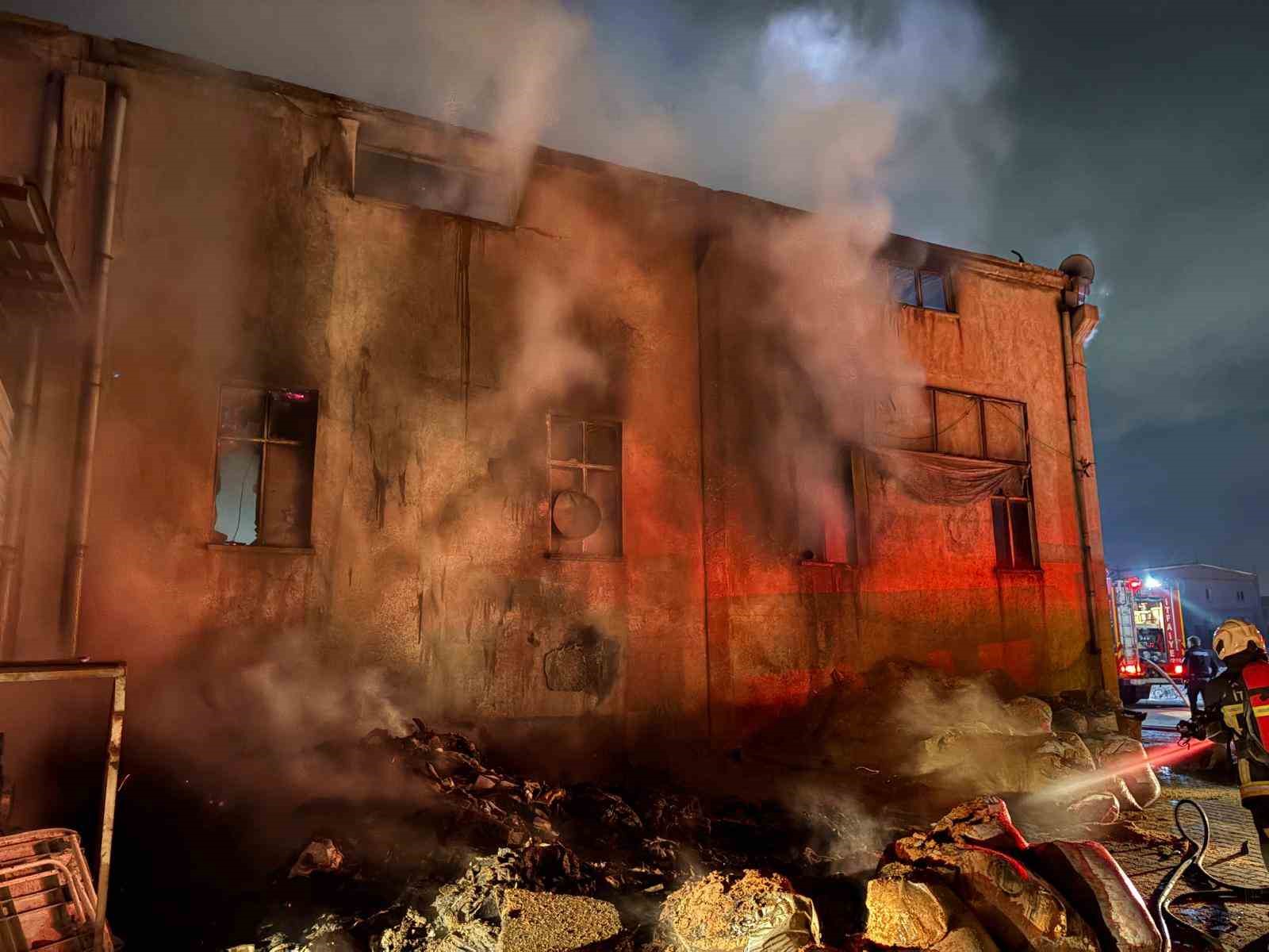 Kayseri&rsquo;de s&uuml;nger fabrikasında yangın
