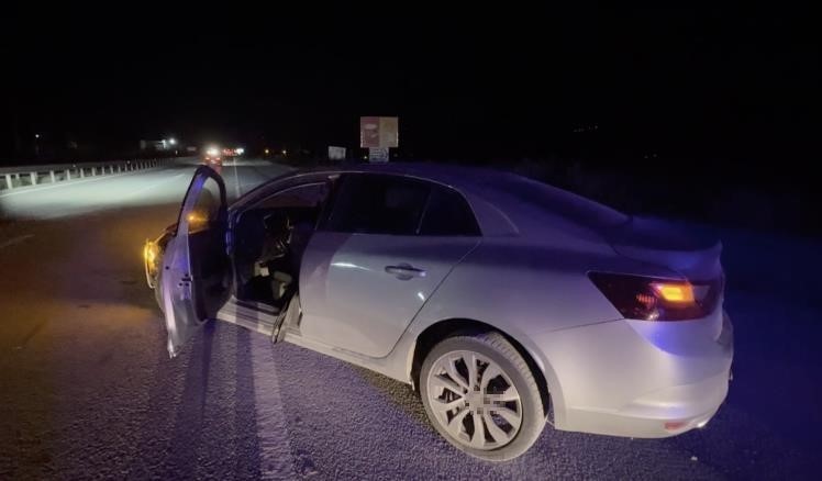 D100&rsquo;de otomobil bariyerlere &ccedil;arptı: 3 yaralı
