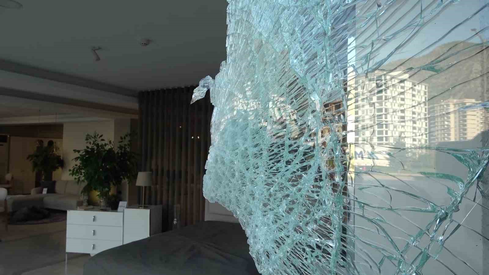 Amasya&rsquo;da kamyondan kopan teker mağazaya daldı
