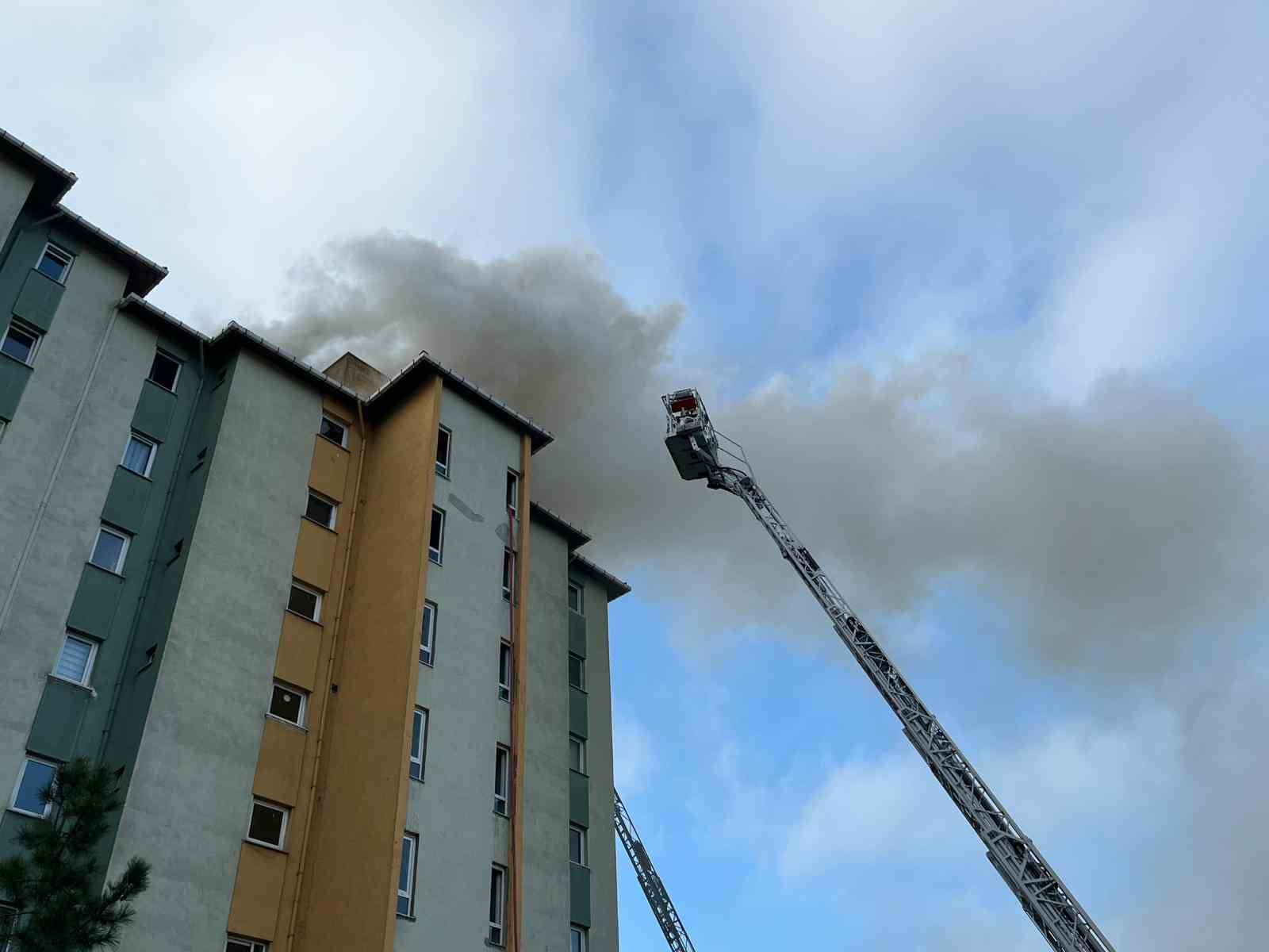 Ataşehir&rsquo;de site i&ccedil;inde yangın: Sakat k&ouml;pek mahsur kaldı
