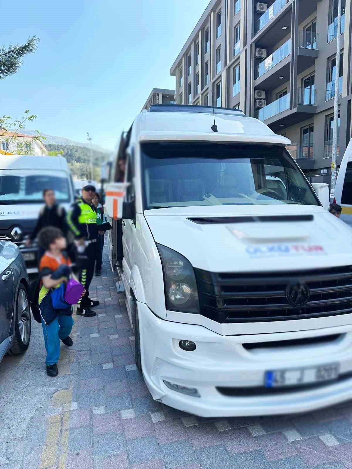 Manisa&rsquo;da okul &ccedil;evrelerine sıkı trafik denetimi: 9 s&uuml;r&uuml;c&uuml;ye ceza
