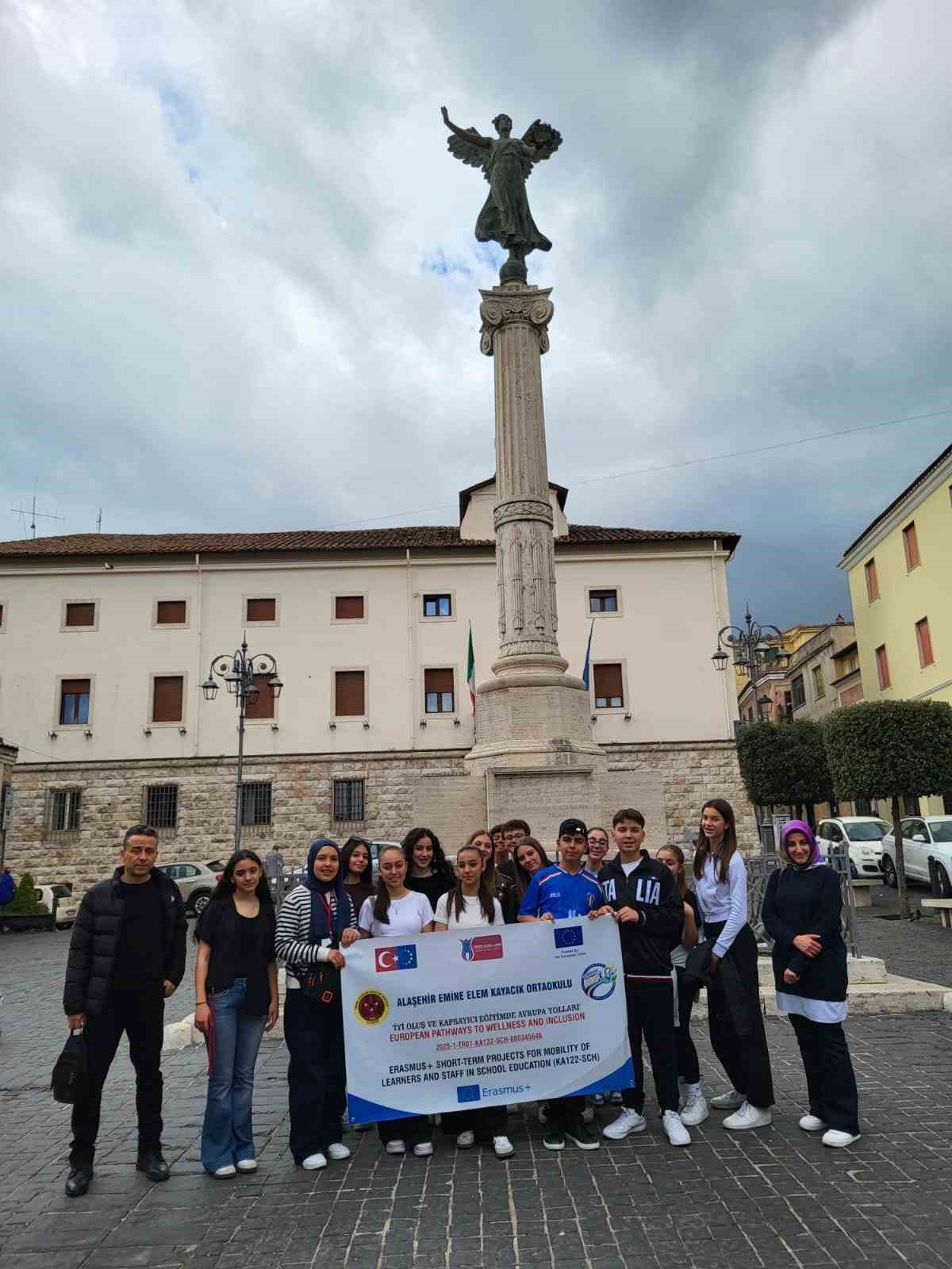 Alaşehirli &ouml;ğrenciler İtalya&rsquo;da T&uuml;rkiye&rsquo;yi temsil etti
