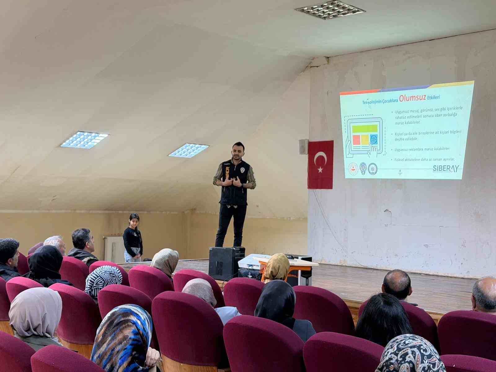 Ağrı&rsquo;da &ouml;ğrenci ve velilere SİBERAY semineri verildi
