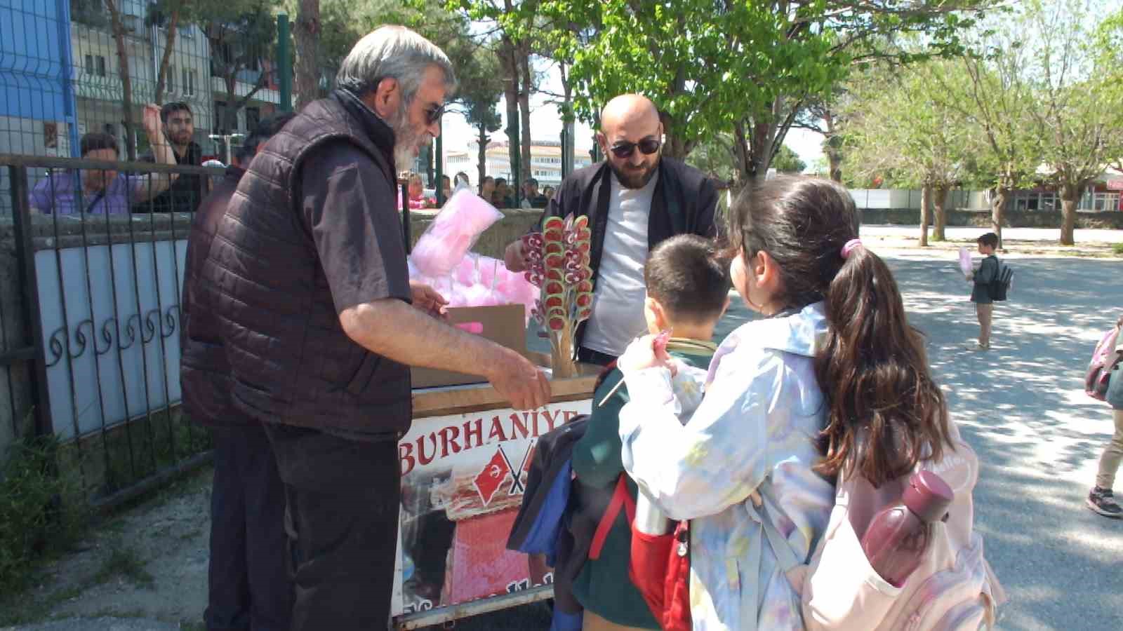 Balıkesirli vatandaş babasının hayrı i&ccedil;in &ouml;ğrencilere pamuk şekeri dağıttı
