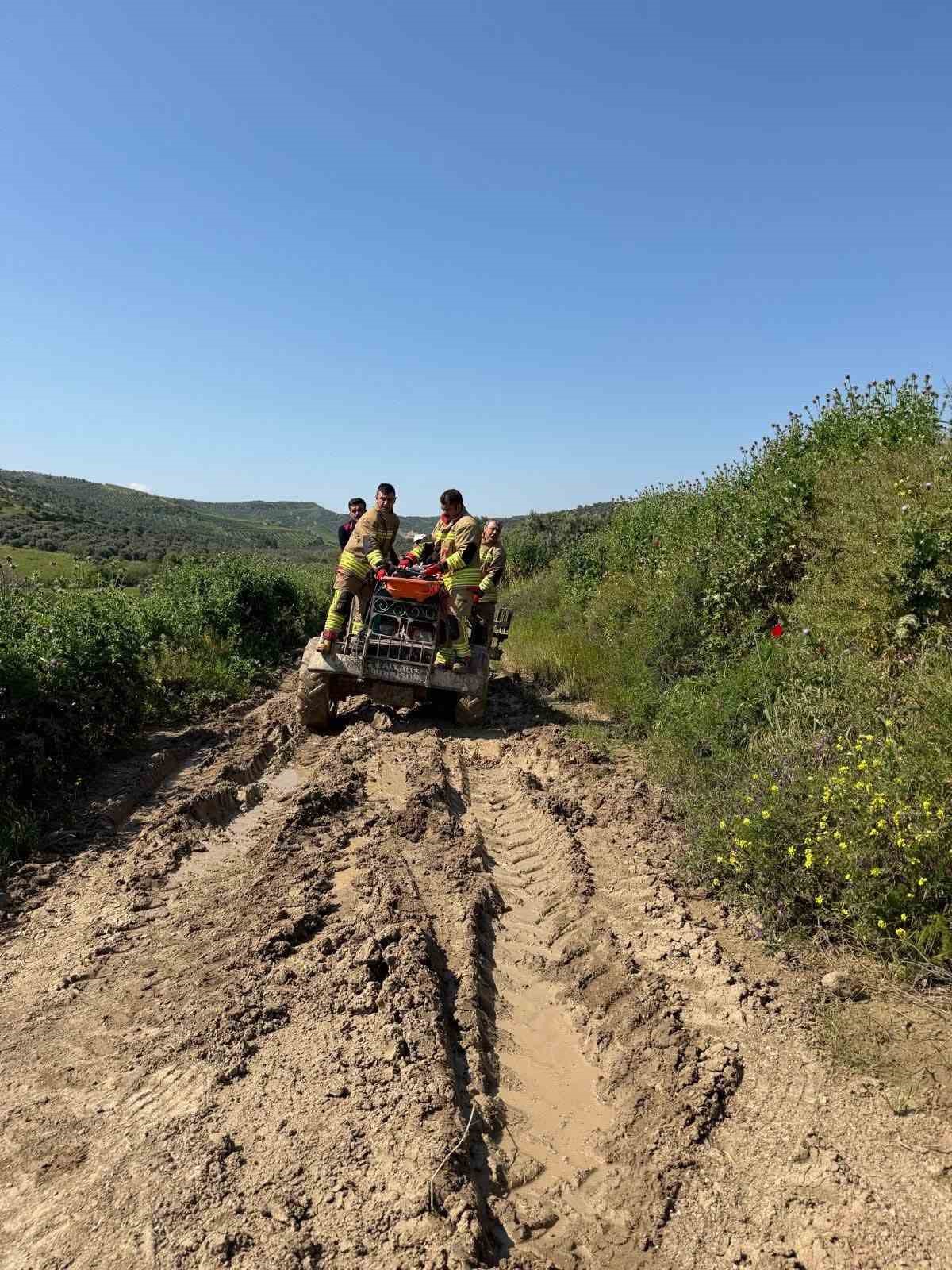 Antakya&rsquo;da trakt&ouml;r&uuml;n altında kalan kadın yaralandı
