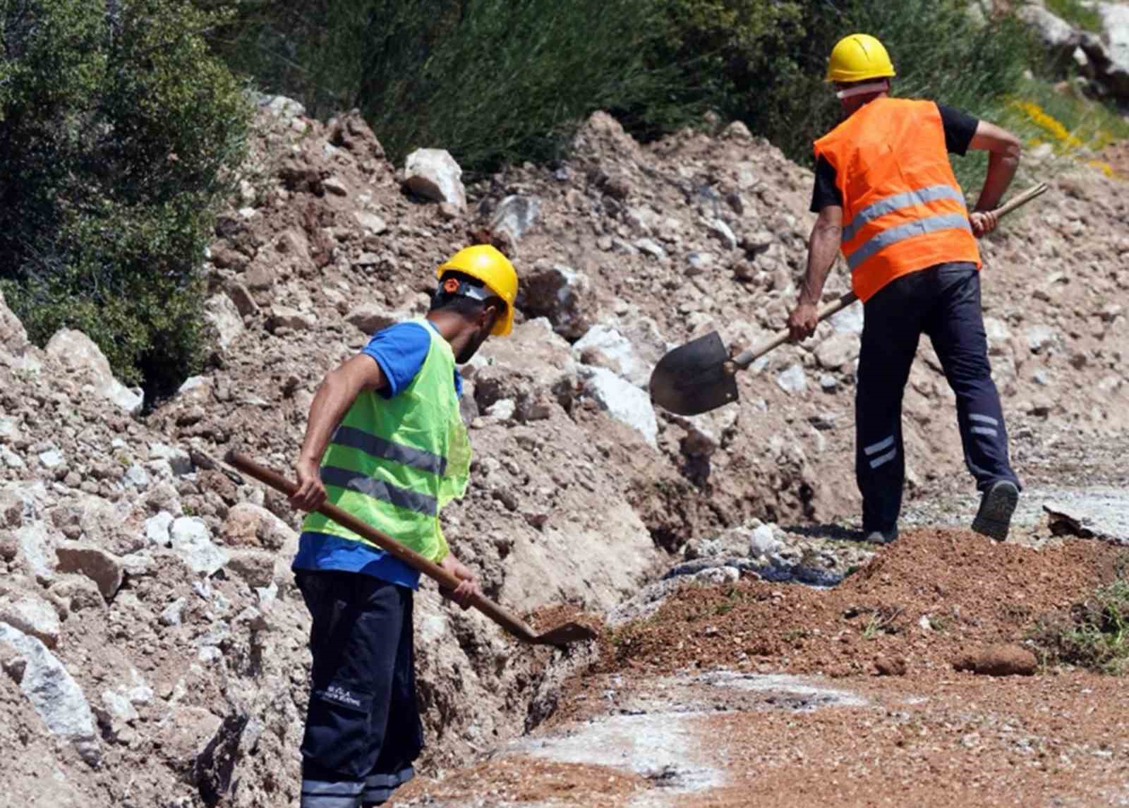 Seydikemer Çatak Mahallesi içme suyu isale hattı yenileniyor