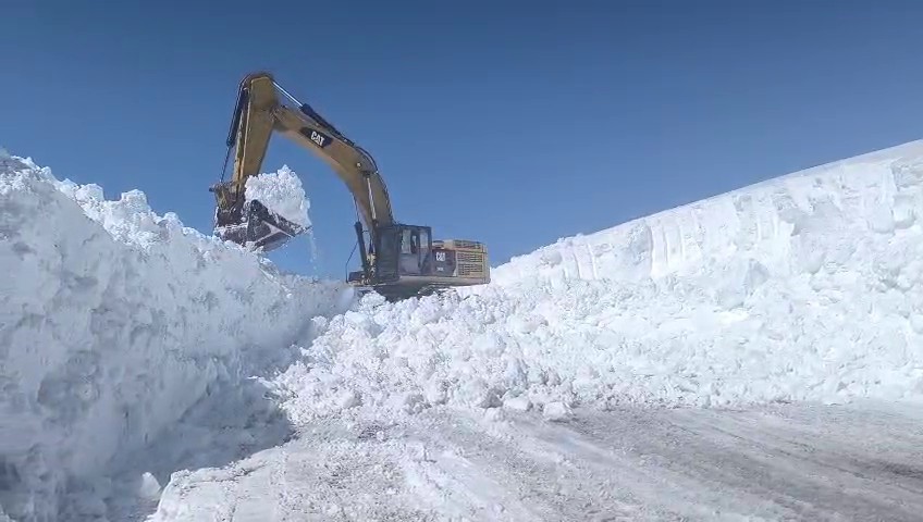 Erzurum’da 2 bin 900 rakımda karla mücadele