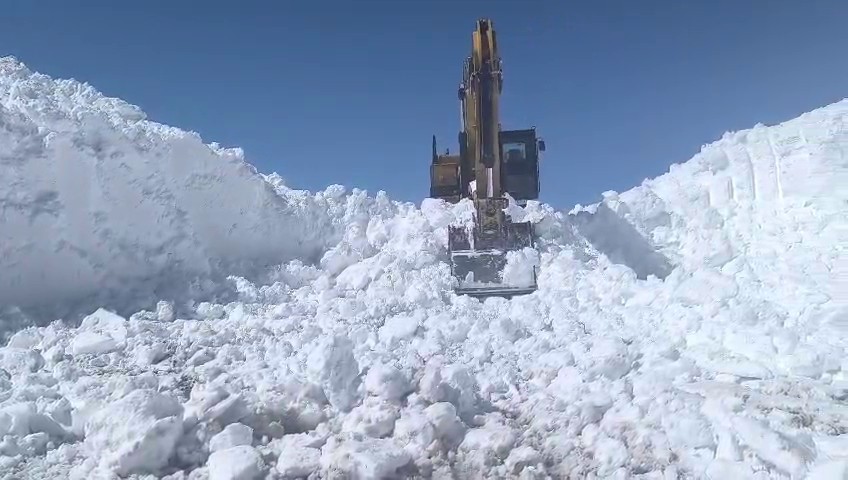 Erzurum&rsquo;da 2 bin 900 rakımda karla m&uuml;cadele
