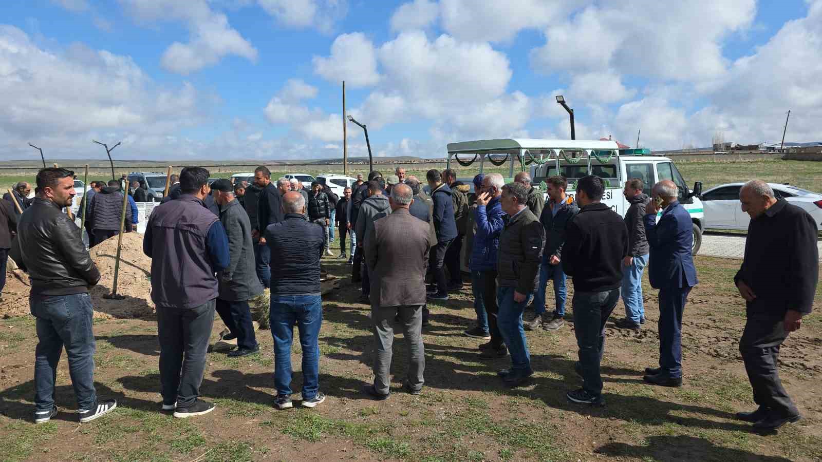 K&ouml;peklerin saldırısında &ouml;len &ccedil;ocuk toprağa verildi
