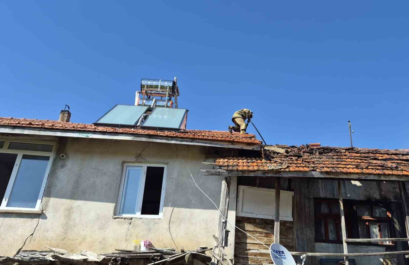 Burdur’da çıkan yangında ev ve ahır zarar gördü