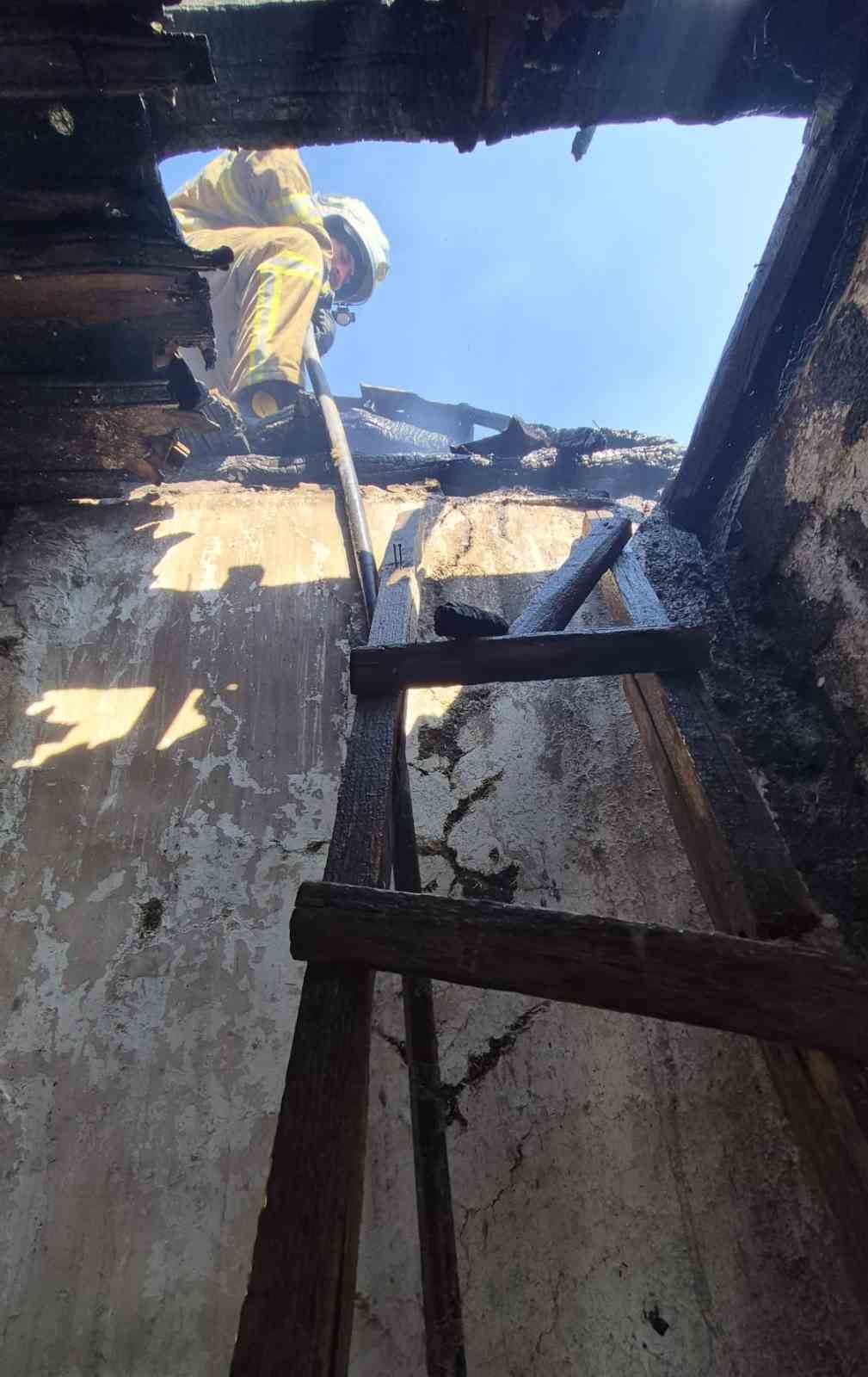 Burdur&rsquo;da &ccedil;ıkan yangında ev ve ahır zarar g&ouml;rd&uuml;
