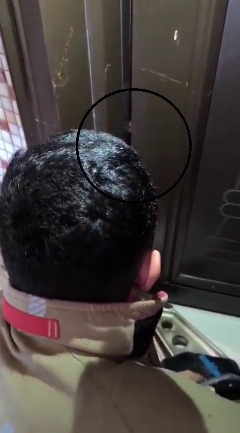 Parmağı sıkışan &ccedil;ocuğun korku dolu ağlayışı anneyi g&ouml;zyaşı i&ccedil;erisinde bıraktı
