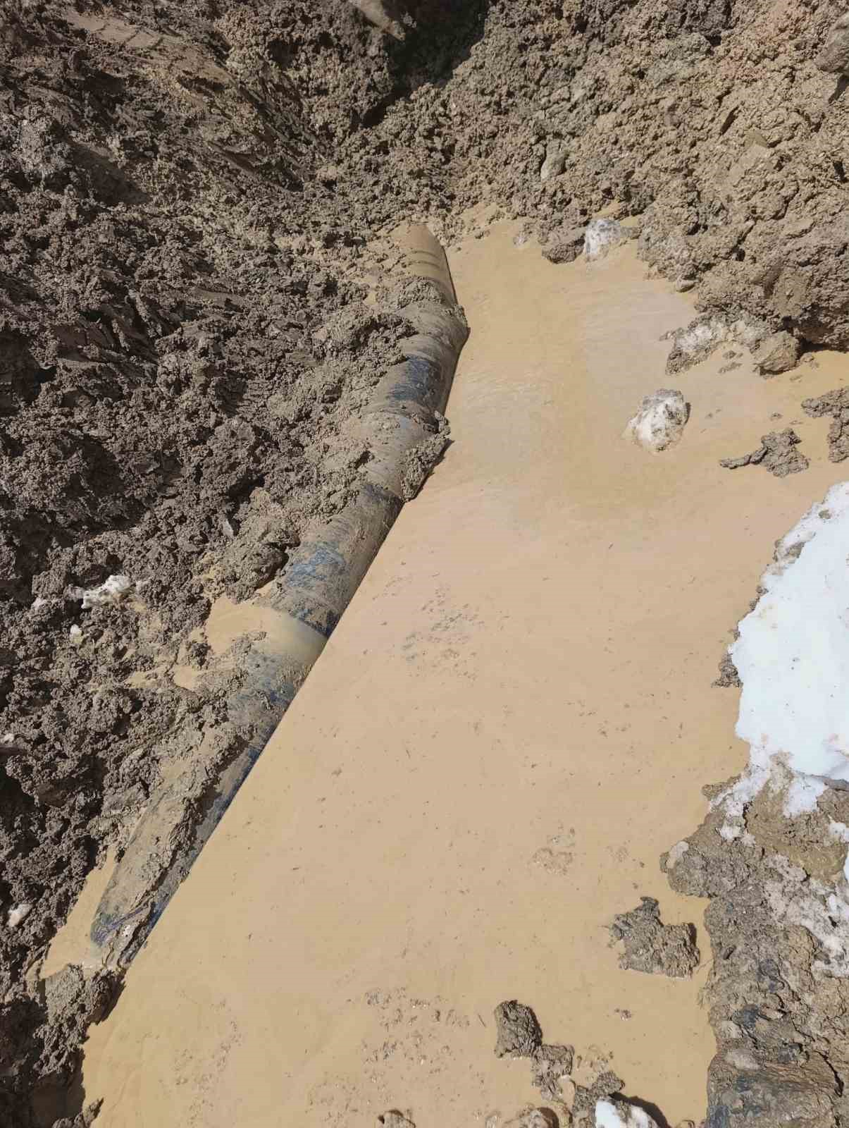 Heyelan i&ccedil;me suyu şebekesini vurdu
