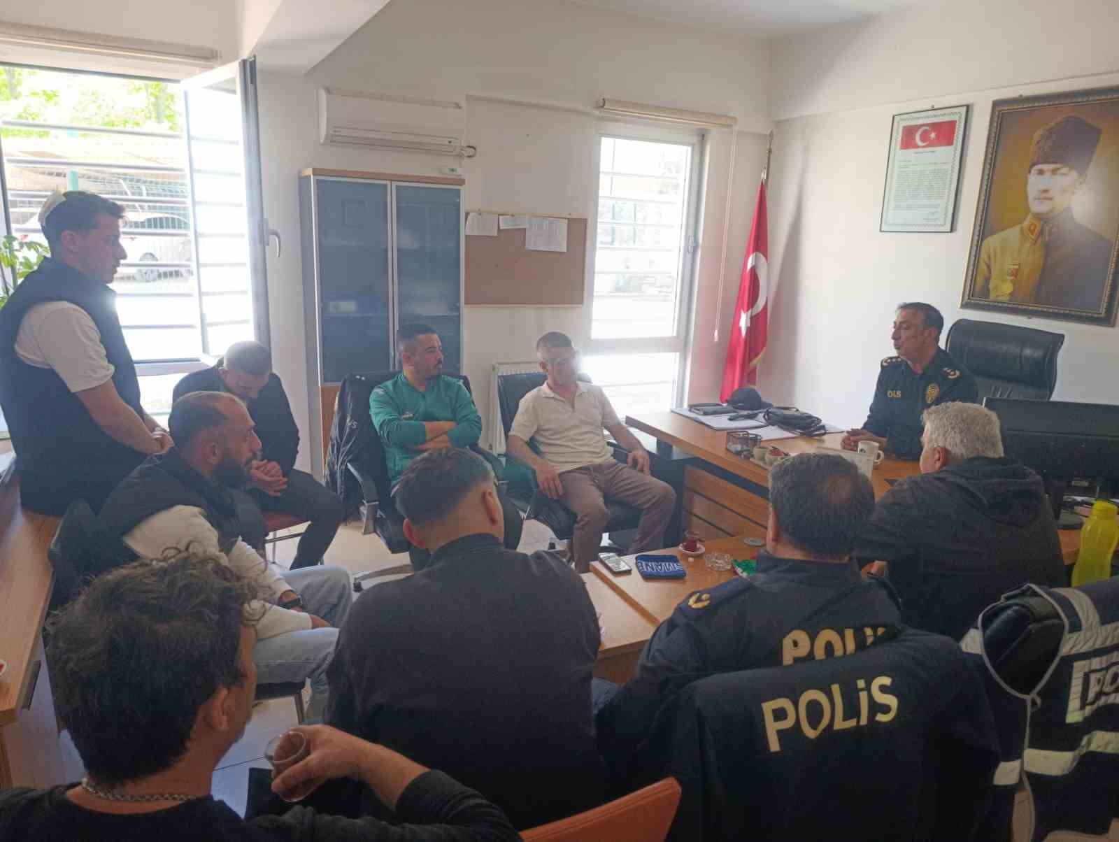 Tarihi derbi &ouml;ncesi birlik, beraberlik ve g&uuml;venlik adına iki camia bir araya geldi
