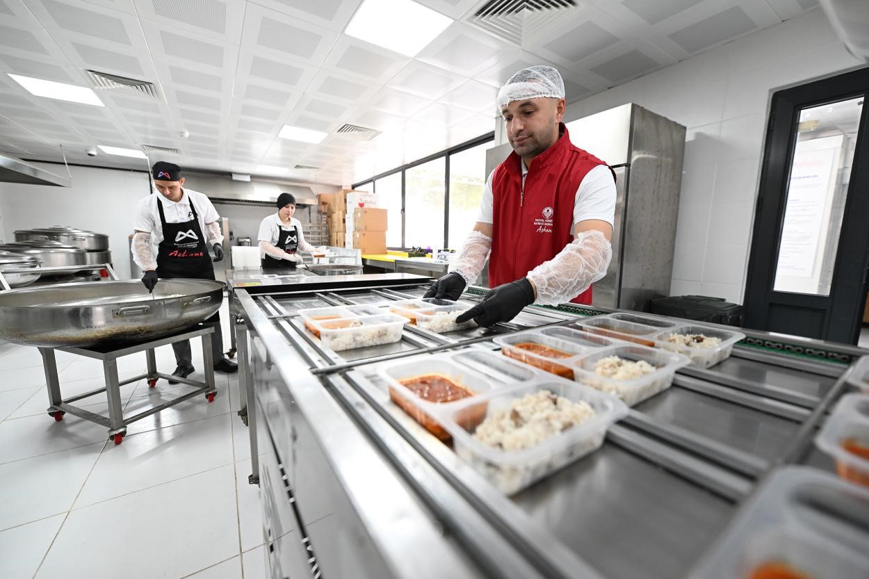 Silifke&rsquo;de aşhaneden her g&uuml;n y&uuml;zlerce kişiye sıcak yemek desteği
