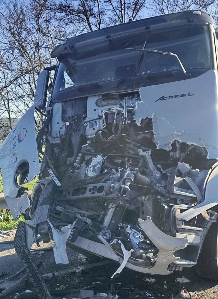 Boz&uuml;y&uuml;k&rsquo;te 2 tır &ccedil;arpıştı, 1 yaralı
