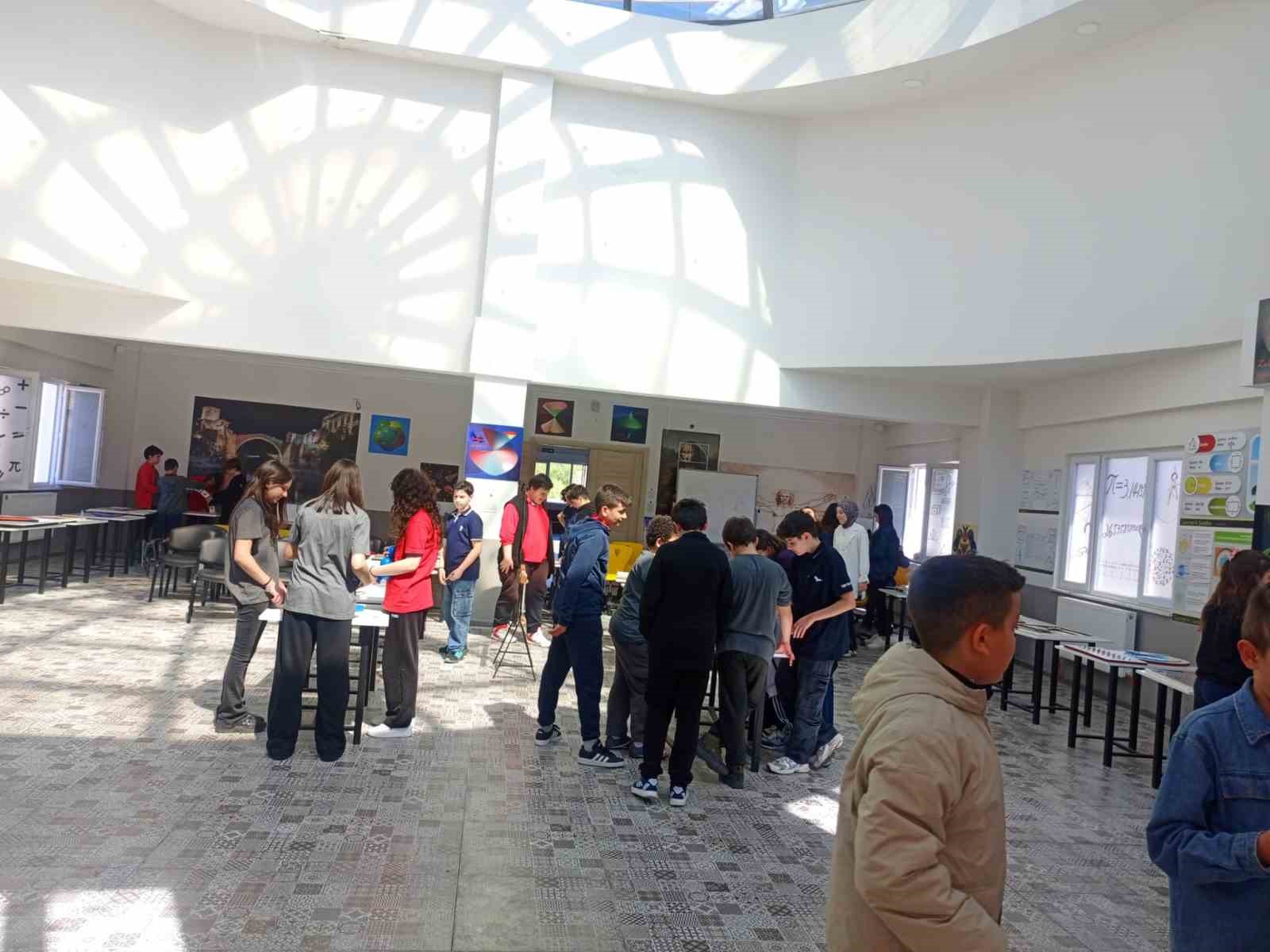 Matematik M&uuml;zesi &ouml;ğrencileri ağırlamaya devam ediyor
