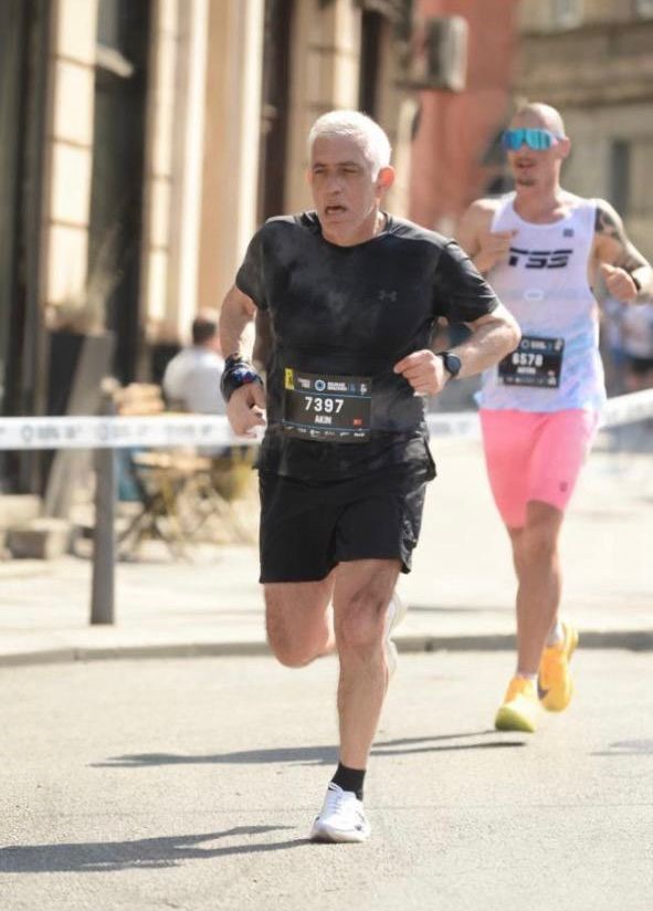 61 yaşındaki beyin cerrahı, maraton koşusunda uluslararası &ouml;d&uuml;l kazandı
