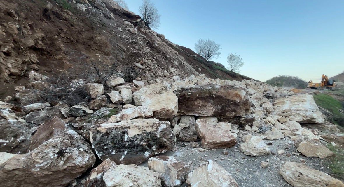 Bing&ouml;l&rsquo;de heyelan yolu kapattı
