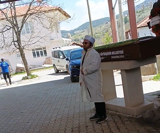 Denetimli serbestlikteki arkadaşı tarafından &ouml;ld&uuml;r&uuml;len gurbet&ccedil;i son yolculuğuna uğurlandı
