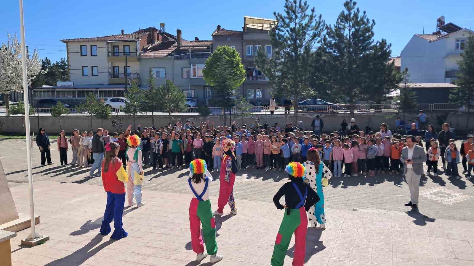 Tavşanlı Hayme Ana MTAL &ouml;ğrencilerinden kardeş okullara bayram hediyesi
