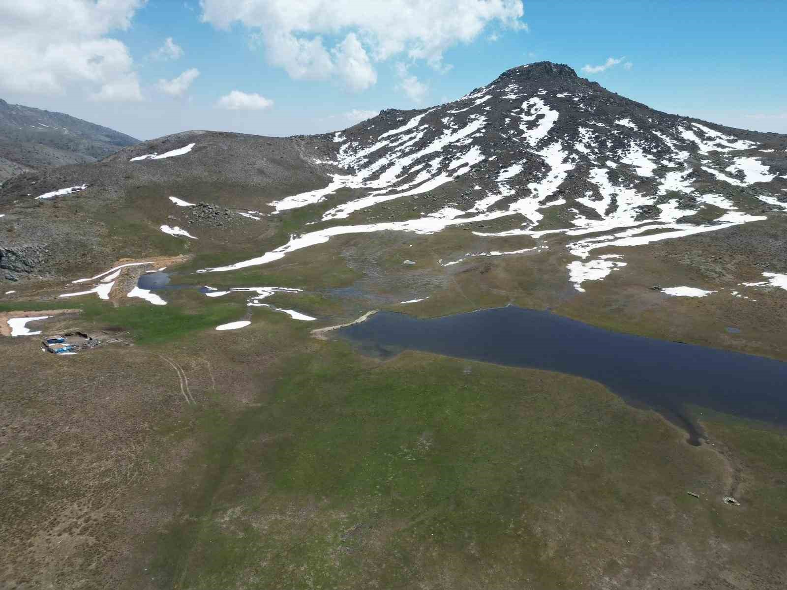 Bahar ve kış mevsimi aynı anda g&ouml;r&uuml;nt&uuml;lendi, ortaya eşsiz manzara &ccedil;ıktı
