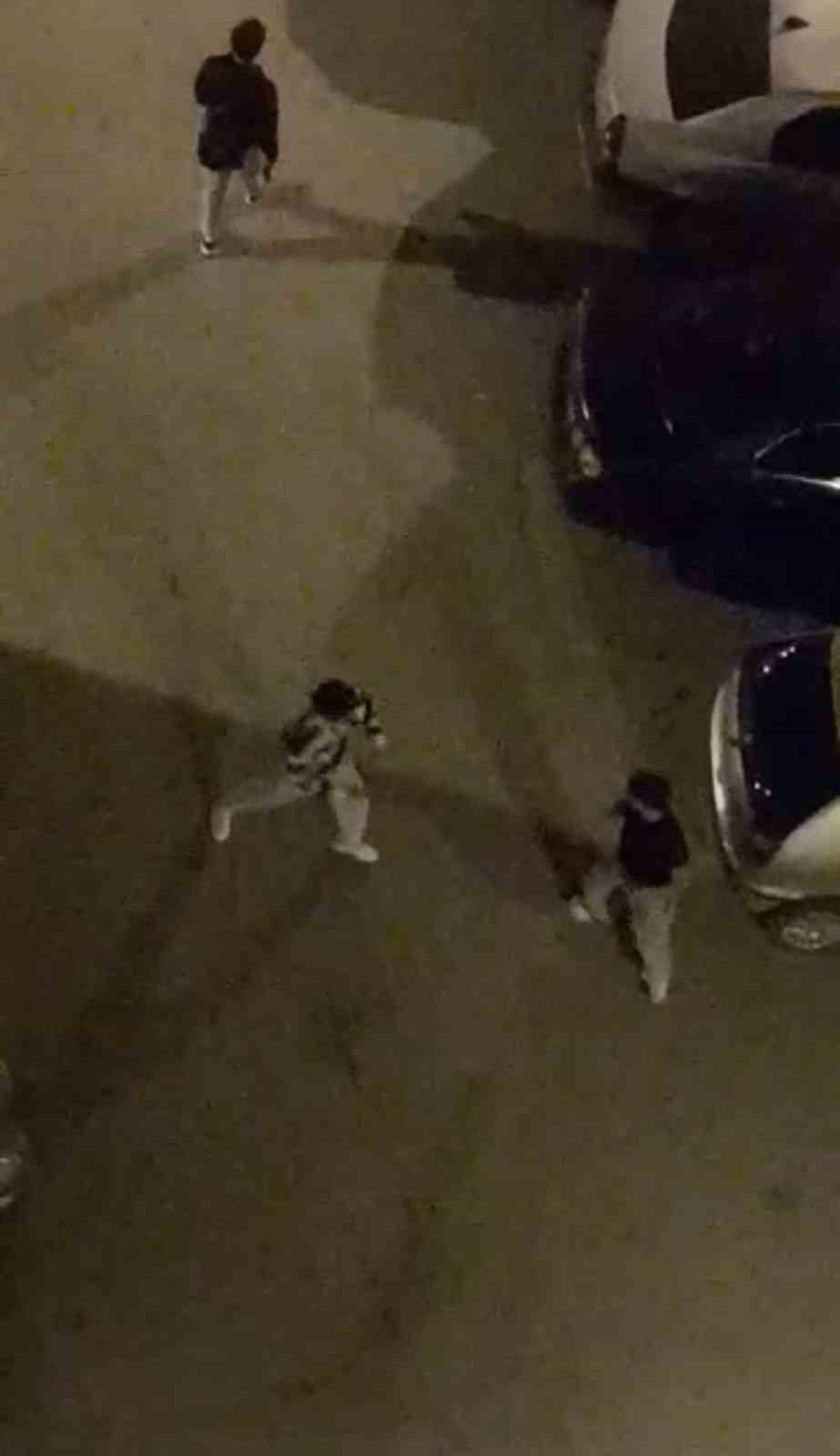 Bursa&rsquo;da sokak ortasında boks ringlerini aratmayan kavga kamerada
