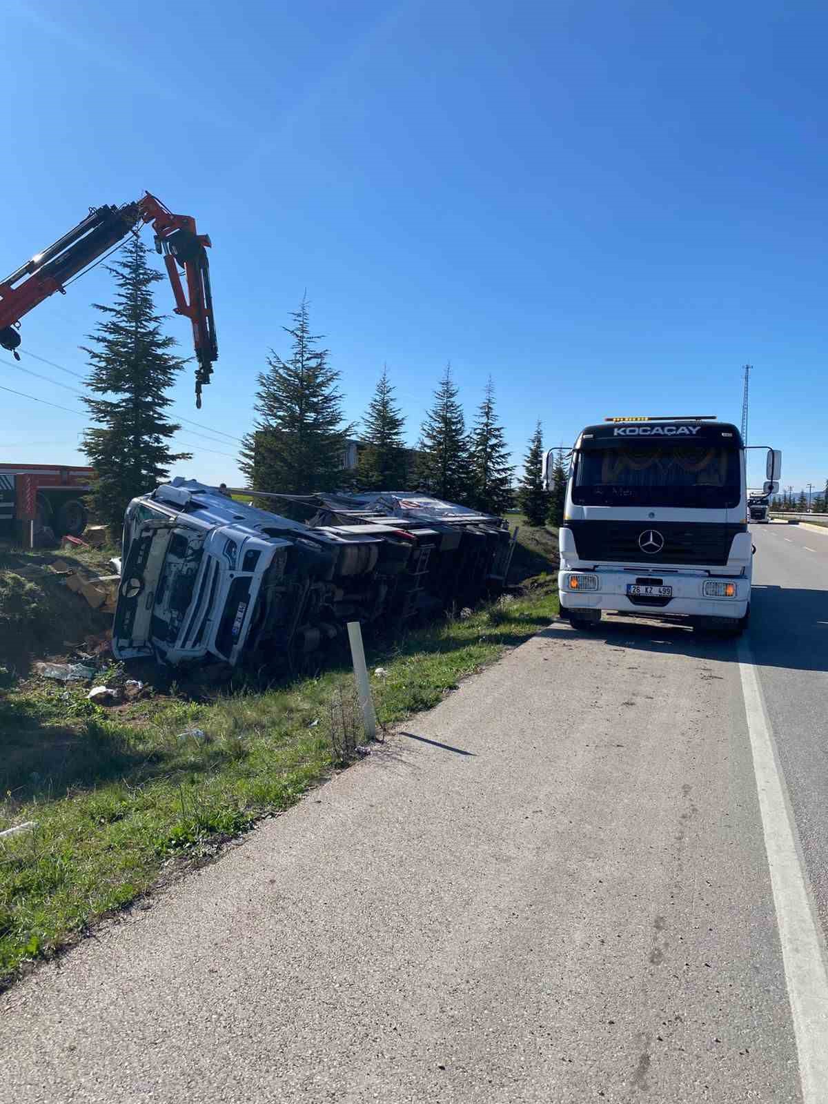 Ev eşyası y&uuml;kl&uuml; tır şarampole devrildi
