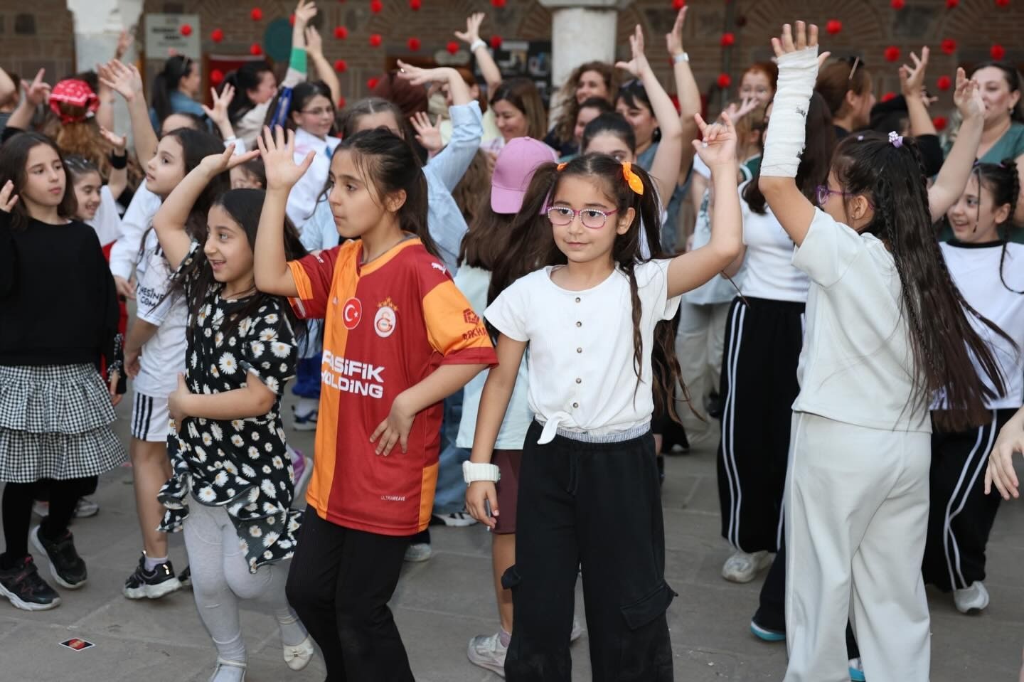 D&uuml;nya Dans G&uuml;n&uuml;&rsquo;nde renkli g&ouml;r&uuml;nt&uuml;ler
