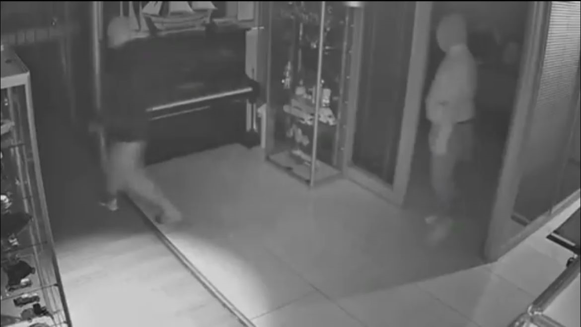 Maskeli beşler girdikleri işletmelerde &ccedil;elik kasaları b&ouml;yle patlattı...
