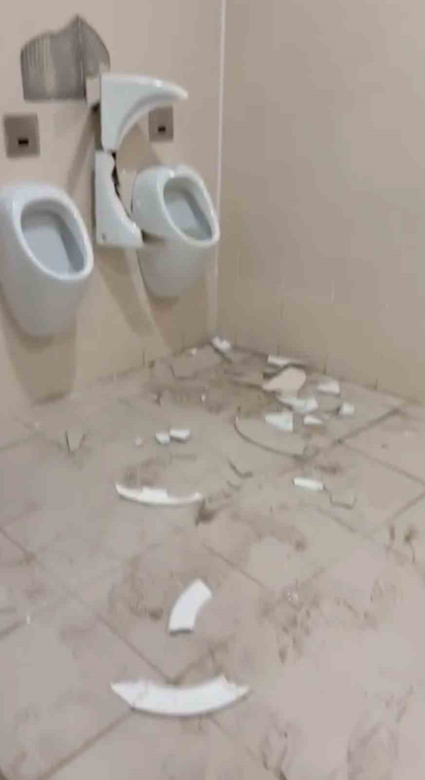 Elenen Balıkesirspor taraftarı hırsını deplasman tuvaletlerinden &ccedil;ıkardı
