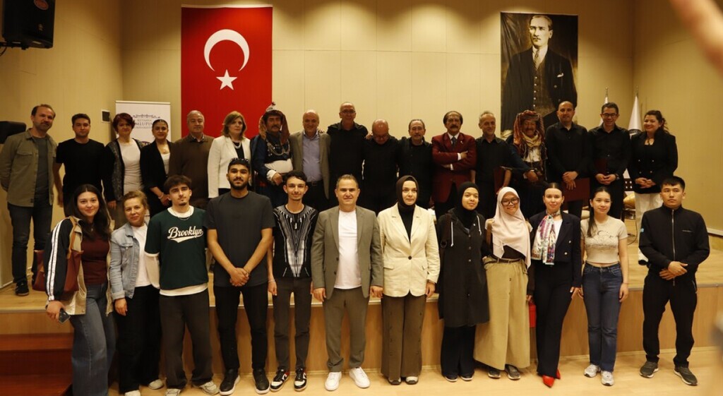 DP&Uuml;&rsquo;de K&uuml;tahya t&uuml;rk&uuml;leri ve halk oyunları r&uuml;zg&acirc;rı
