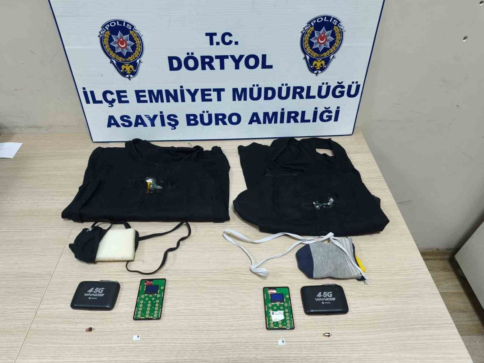 Hatay’da ehliyet sınavına kopya düzeneği ile giren iki kardeş yakalandı