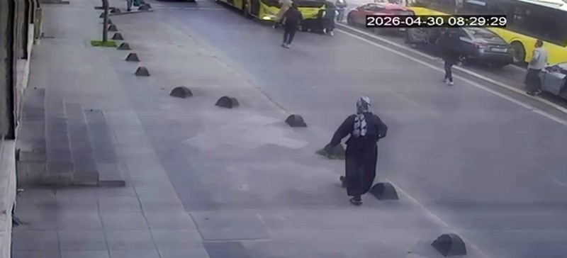 Kırmızı ışık ihlali yapan İETT otob&uuml;s&uuml; &ccedil;ocuğu altına aldı: O anlar kamerada
