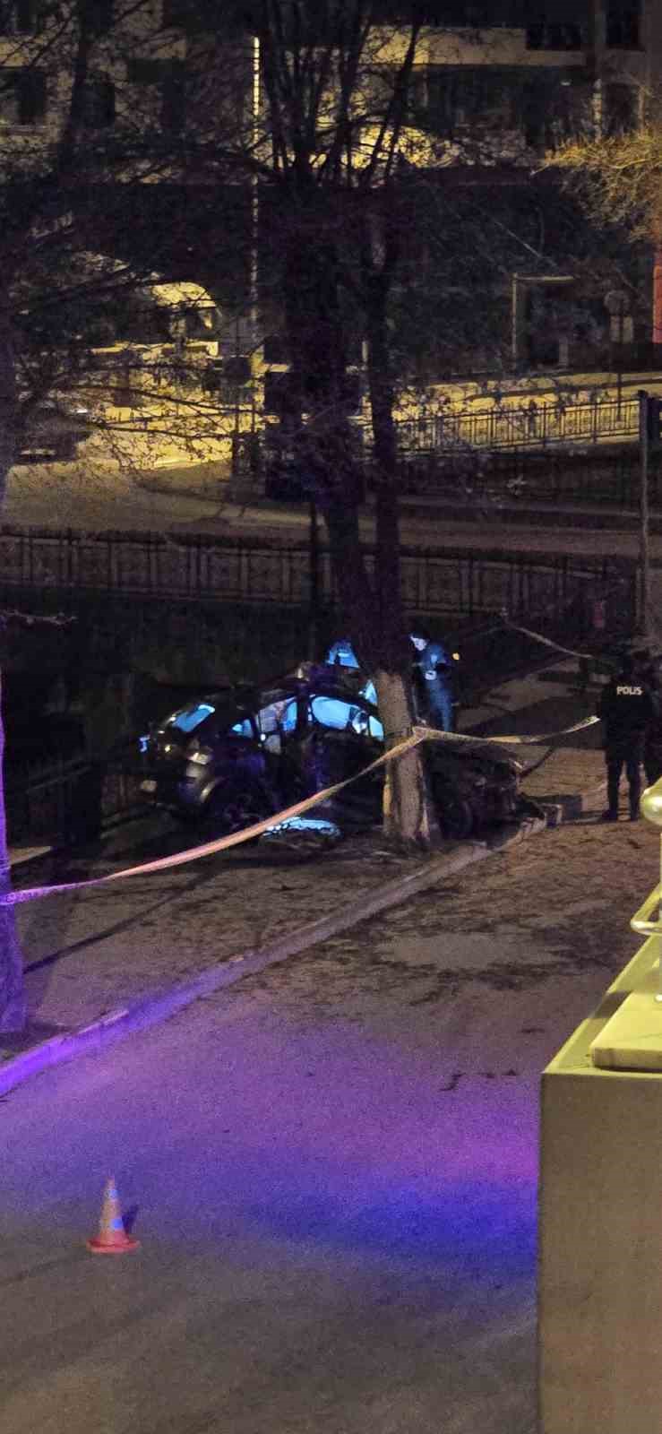 Kontrolden &ccedil;ıkan otomobil kaldırımda ağaca &ccedil;arptı: 1 &ouml;l&uuml;, 1 yaralı
