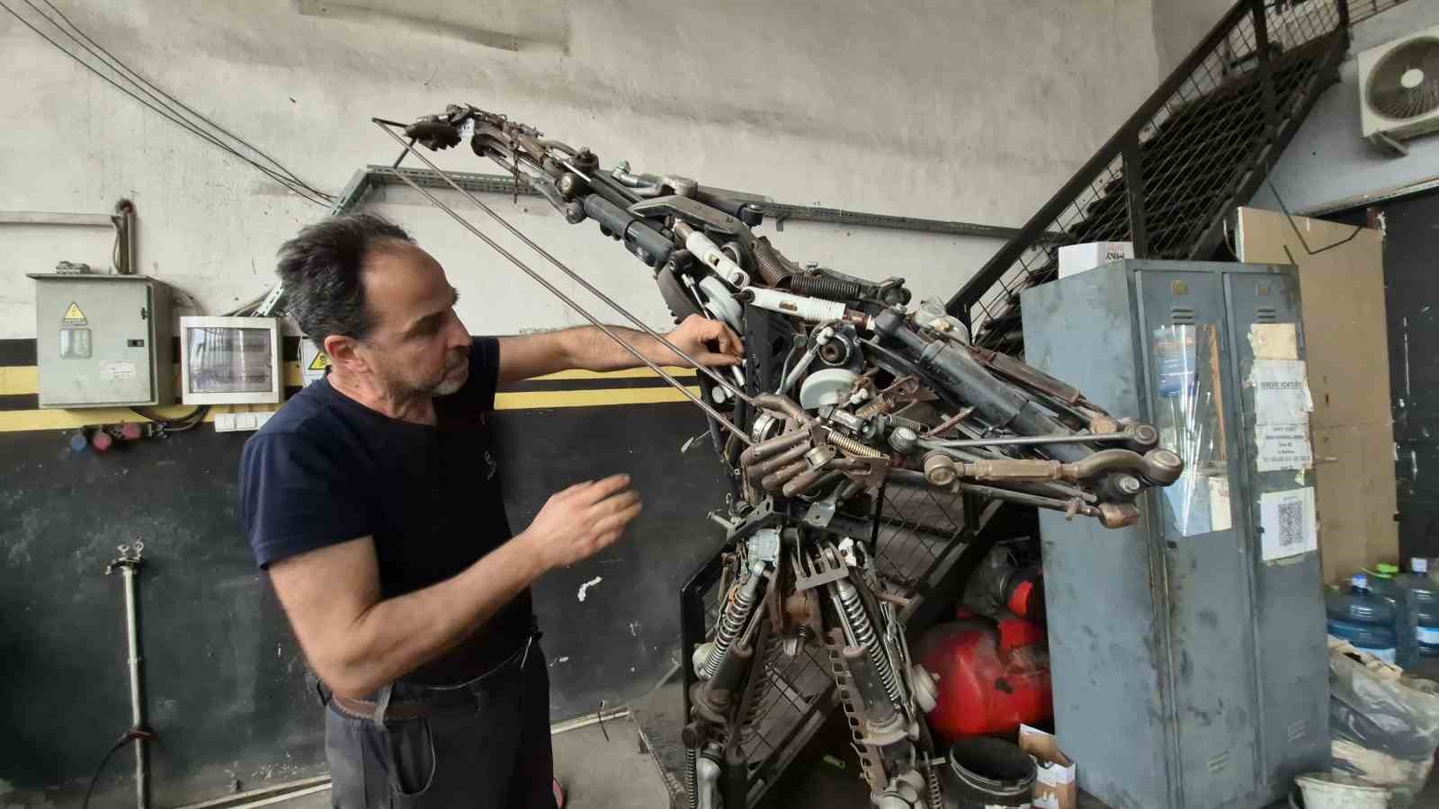 850 par&ccedil;a hurdayı birleştirdi, 200 kiloluk metal fig&uuml;r yaptı
