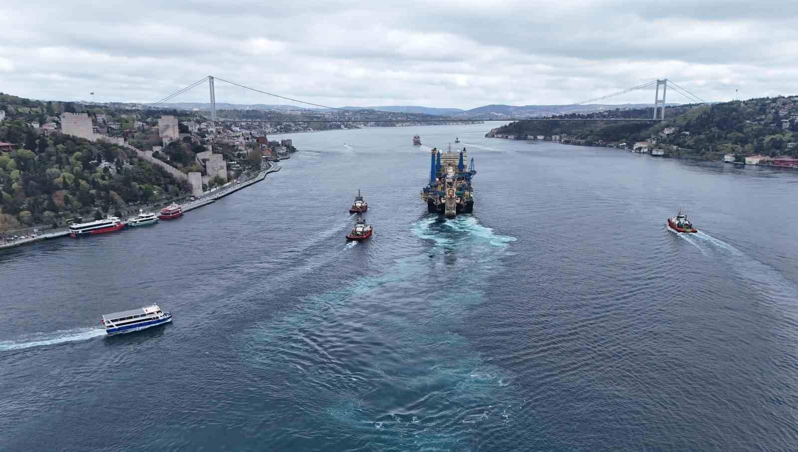 Dev boru d&ouml;şeme gemisi Castorone Boğaz&rsquo;dan ge&ccedil;ti
