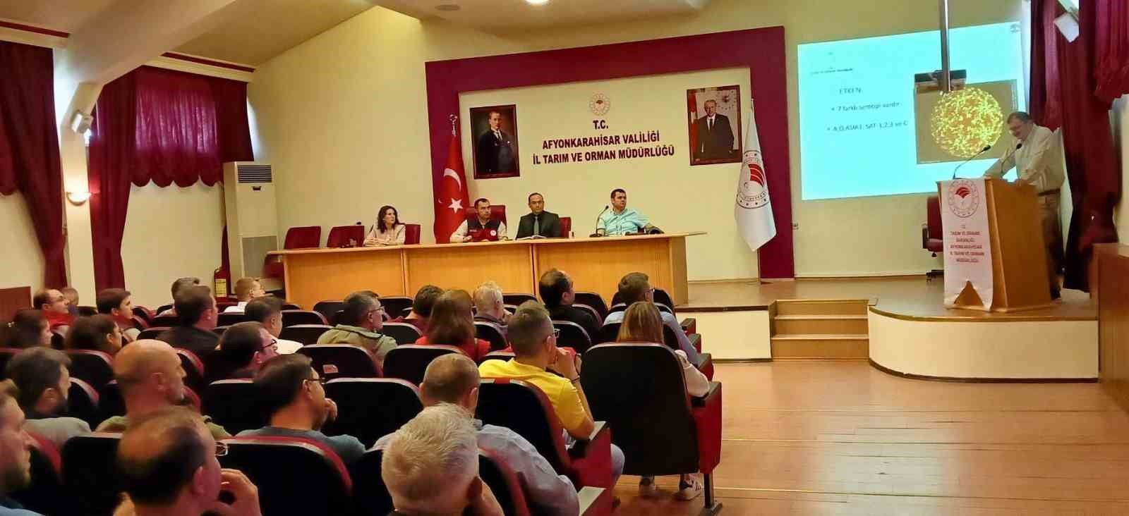 Veteriner hekimlere y&ouml;nelik şap hastalığıyla m&uuml;cadele toplantısı yapıldı
