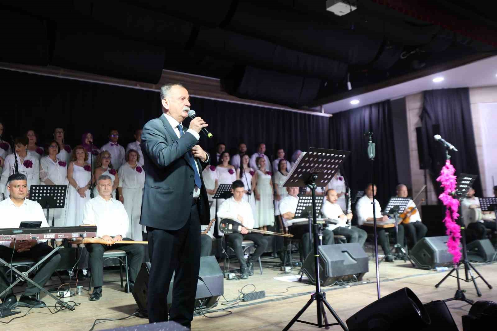 Yunusemre T&uuml;rk M&uuml;ziği Topluluğundan unutulmaz konser
