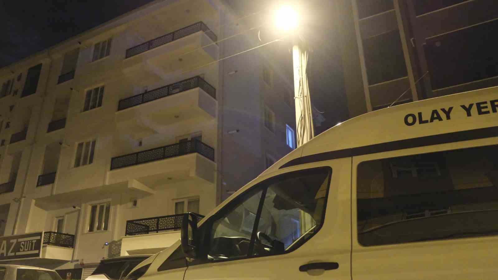 Arkadaşının evinde pencereden d&uuml;şen &uuml;niversiteli kız ağır yaralandı
