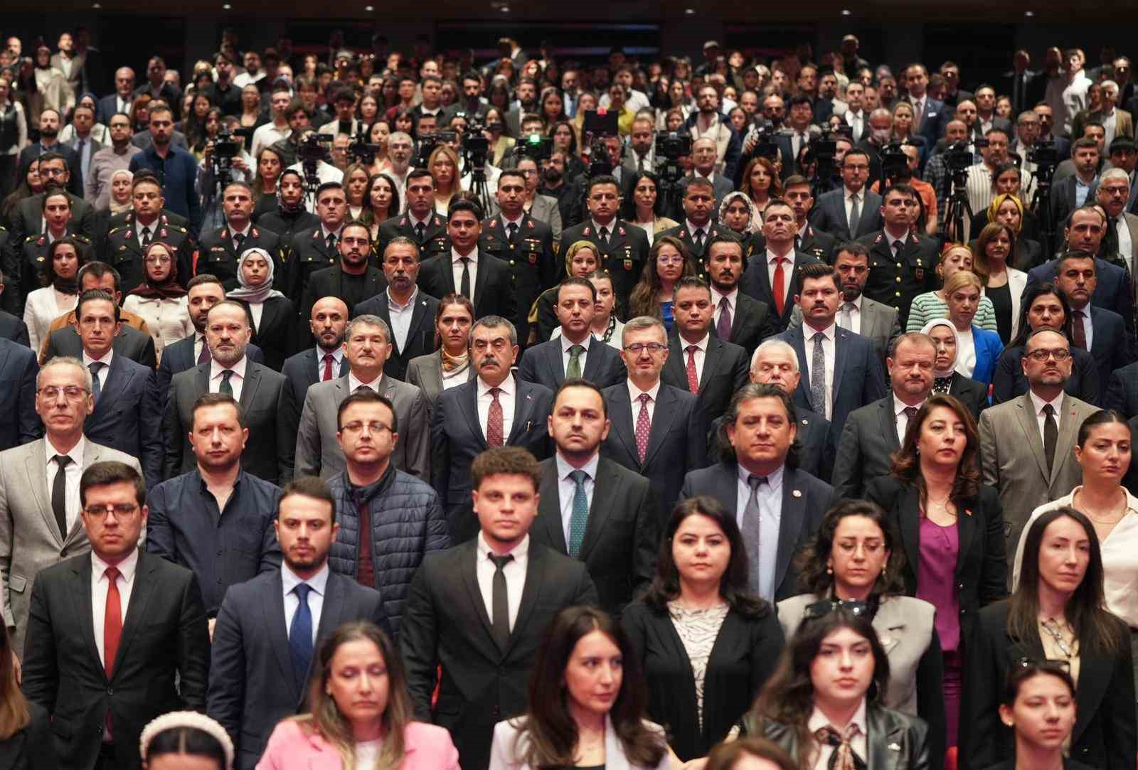 İletişim Başkanı Duran: "Dijital &ccedil;ağ, sunduğu fırsatların yanında yeni tehditleri ve ciddi meydan okumaları da beraberinde getiriyor"
