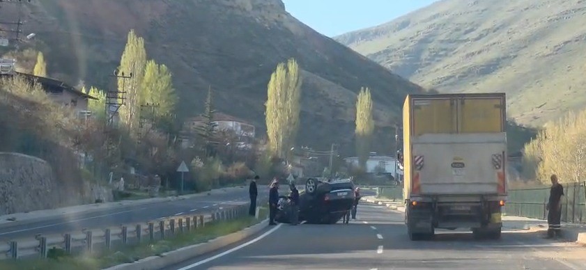 Malatya’da kontrolden çıkan otomobil takla attı