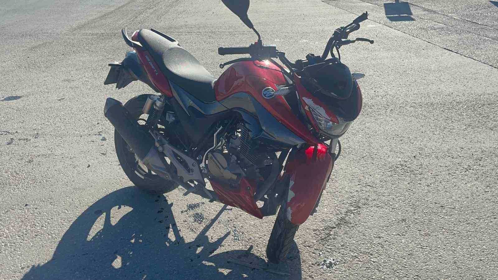 Karaman&rsquo;da motosiklet kazası kamerada: 1 yaralı
