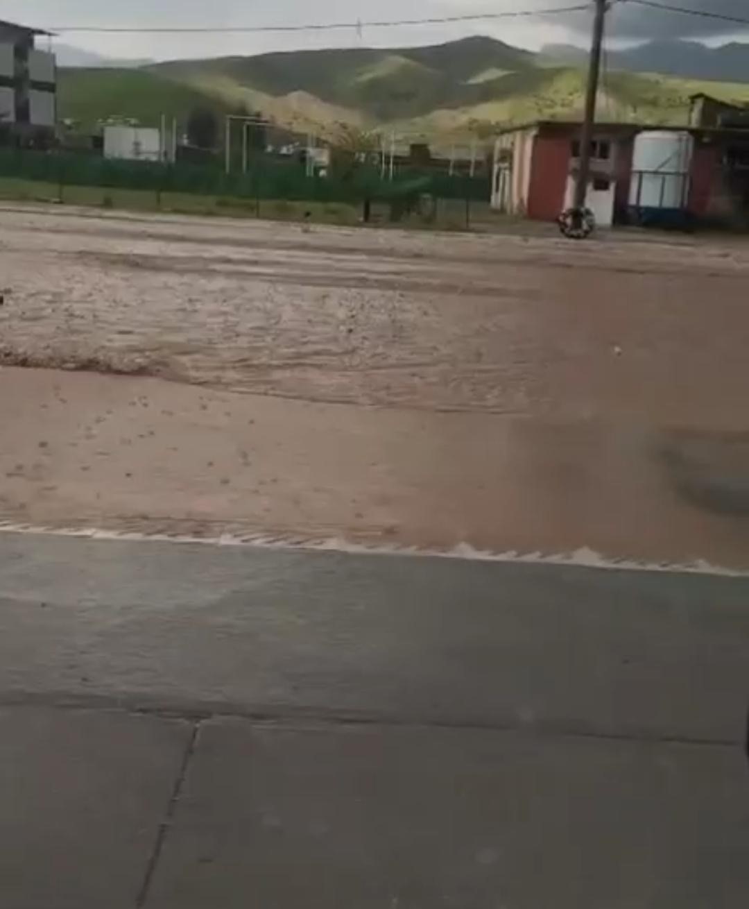 Baykan&rsquo;da sağanak yağış etkili oldu: Yollar g&ouml;le d&ouml;nd&uuml;
